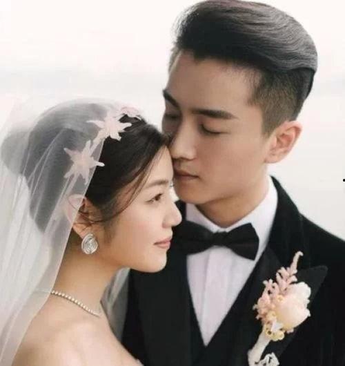 娱乐圈最年轻的夫妇,最年轻夫妇甜蜜亮相，爱情故事引关注”