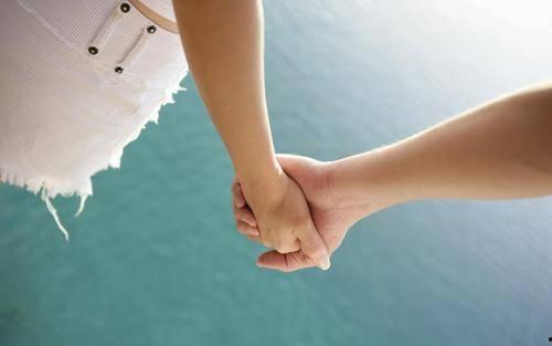 生活照男女牵手